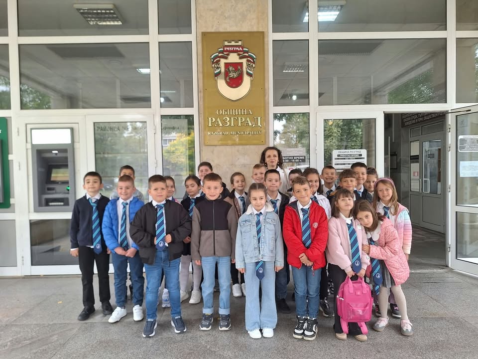 🌟 Първи стъпки в местната власт: ученици в кабинета на кмета 🌟
​По покана на Община Разград учениците от II „Б“ и III „Б“ клас се включиха в…