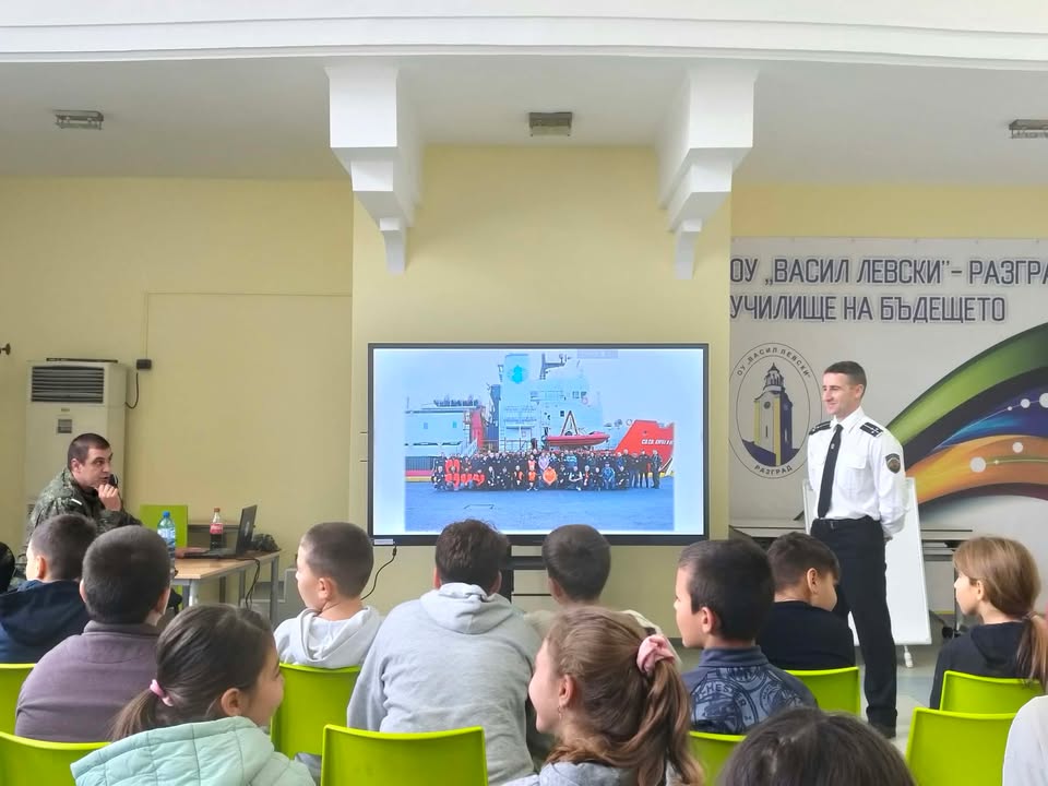🇦🇶 ОТ КЛАСНАТА СТАЯ ДО АНТАРКТИДА: ВДЪХНОВЯВАЩА СРЕЩА С ПОЛЯРНИ ИЗСЛЕДОВАТЕЛИ! 🚢❄️
Учениците от III „В“ и IV „Б“ клас се превърнаха в истински…