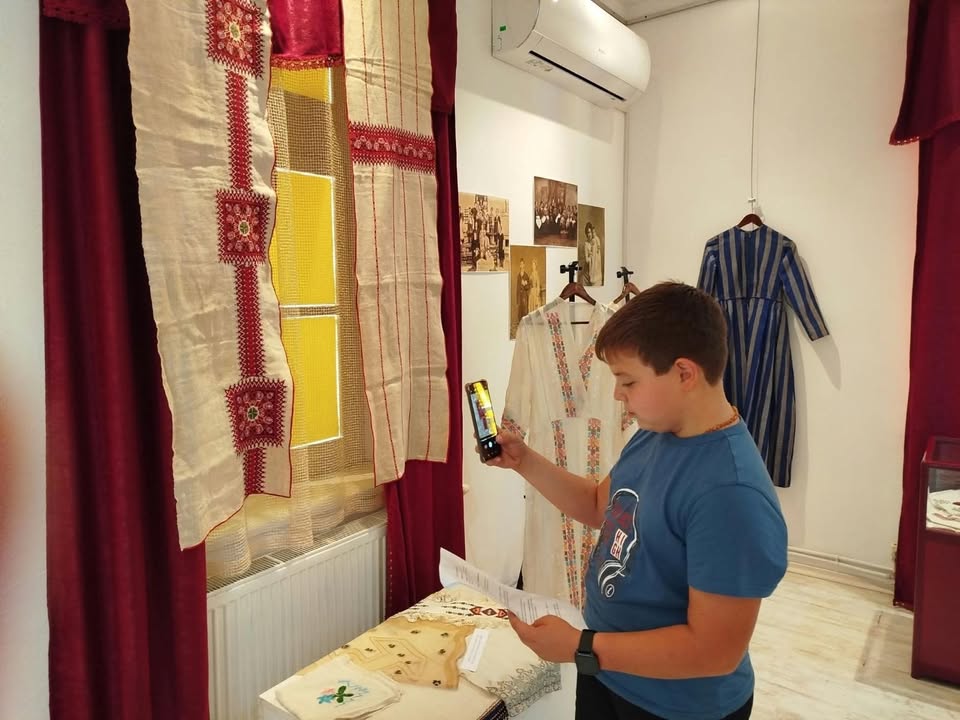 🧵✨ Млади музейни детективи разкриваха тайните на коприната и везбата 🔍🏛️
Учениците от V клас, както и групите за целодневна организация на…