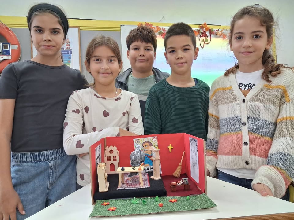 🌟🌟 Учениците от IV „Б“ клас проведоха вдъхновяващ урок за народните будители. Вярвайки, че най-добре се учи чрез правене, техните учители – г-жа…